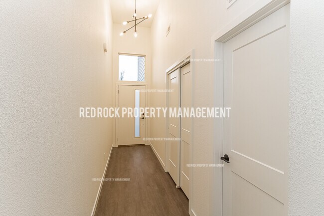 Building Photo - 624 S Crescent Ln