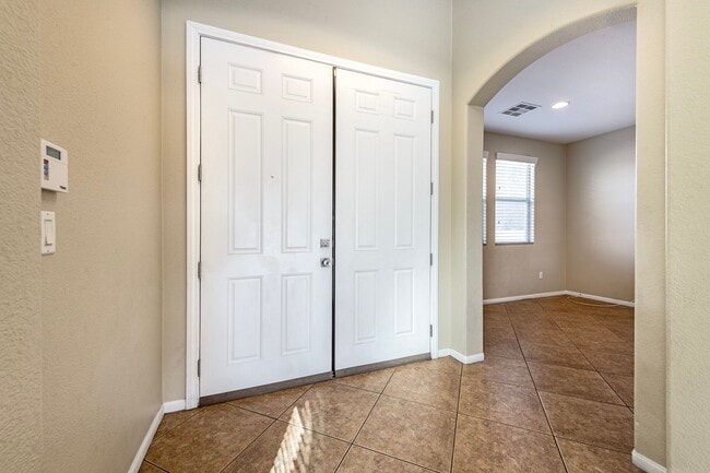 Building Photo - Southwest 5 bd 3 full bath with 2 car gara...