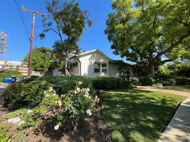 Building Photo - Sherman Oaks 3+2 w/bonus room + upgrades on cul-de-sac lot!