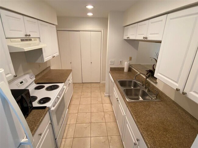 Building Photo - 8299 Cambridge St