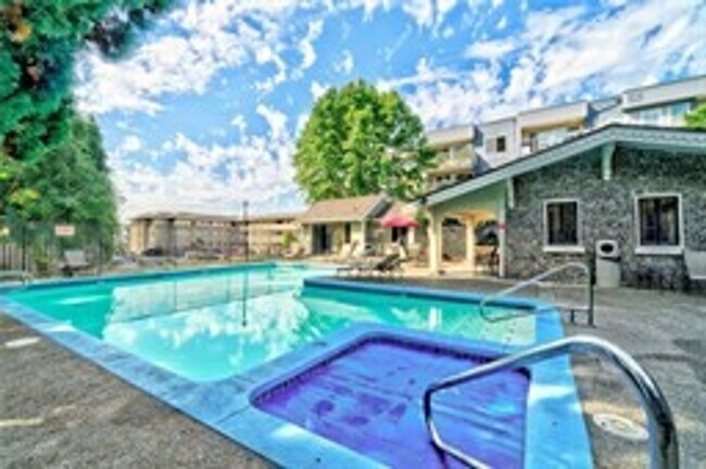 Building Photo - 2 Bedroom/1 Bath Luxury Beacon Hill Condo,...