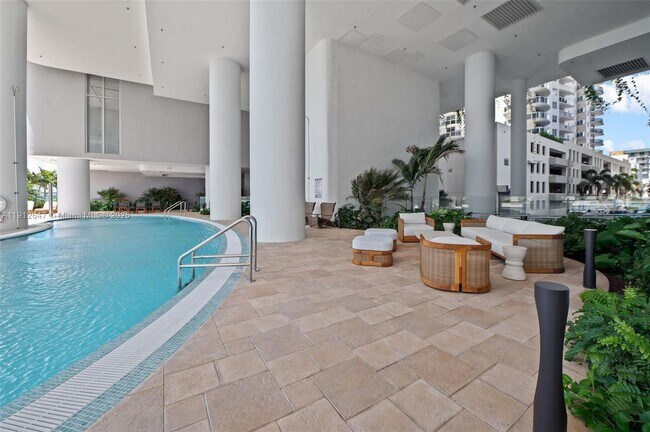 Building Photo - 700 NE 24th St