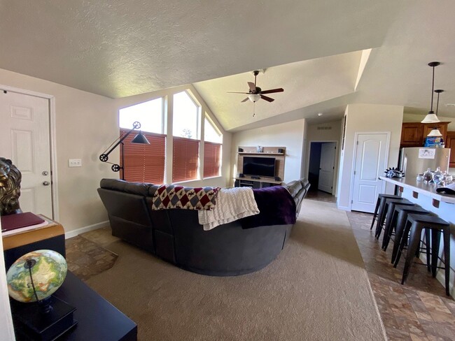 Building Photo - Hellgate Elementary School Area - 3 Bed, 2 Bath, Garage and a Fenced Yard