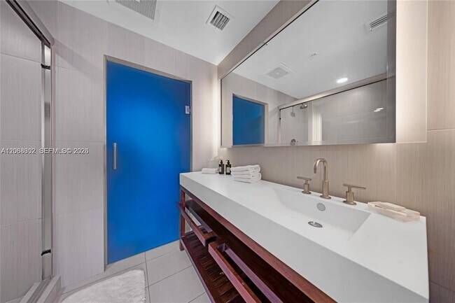 Building Photo - 3101 Bayshore Dr