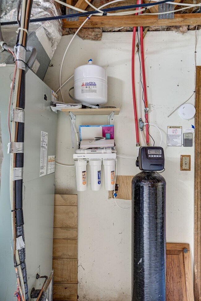 Building Photo - Large home in a beautiful setting close to...