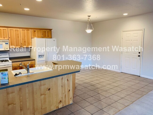 Building Photo - Cute 3 Bedroom 2 Bath Condo with a View!
