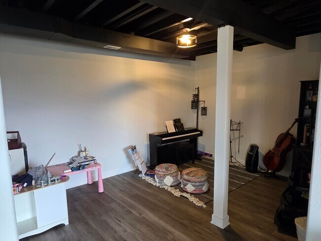 Building Photo - W239N3777 River Birch Ct