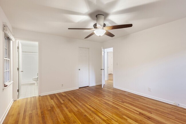 Building Photo - Spacious 3bd/2ba w/ 2 Car Garage and Large...