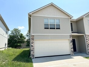 Building Photo - 3 Bed | 2.5 Bath | 2 Car Garage Townhome in Grain Valley w/ Special
