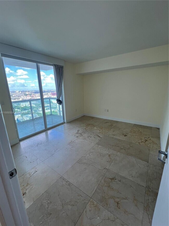 Building Photo - 1800 N Bayshore Dr