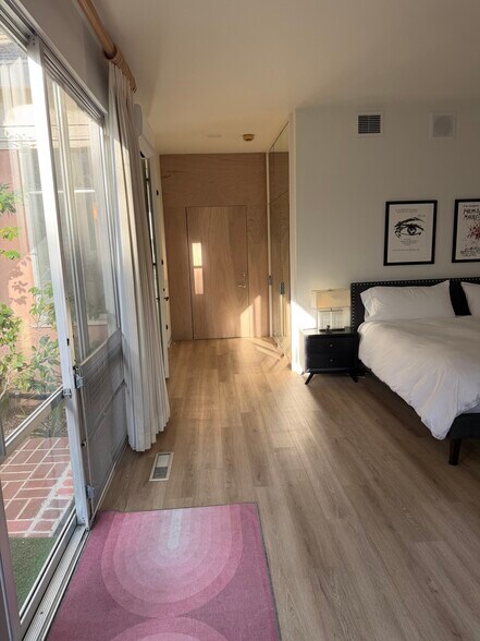 Building Photo - 910 Benedict Canyon Dr