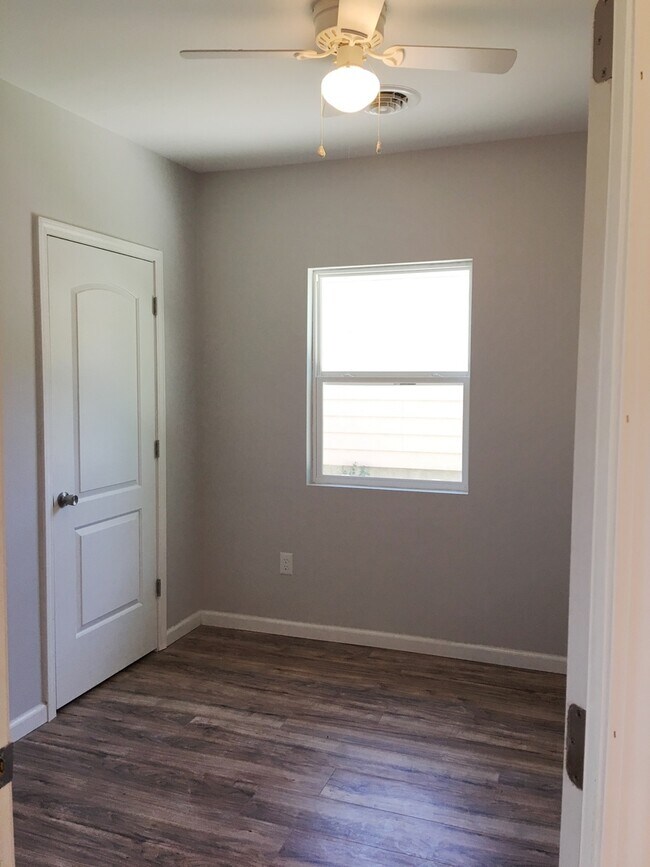 Building Photo - For Rent...2927 Warren Ave, Granite City