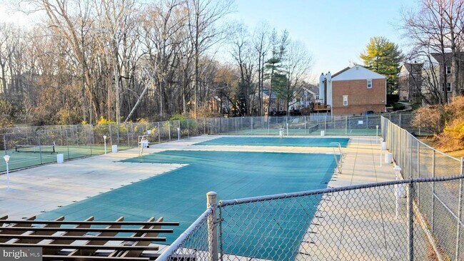 Building Photo - 10636 Montrose Ave