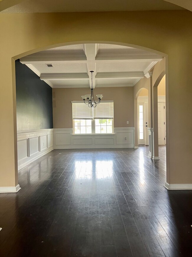 Building Photo - 639 Red Oak Ln