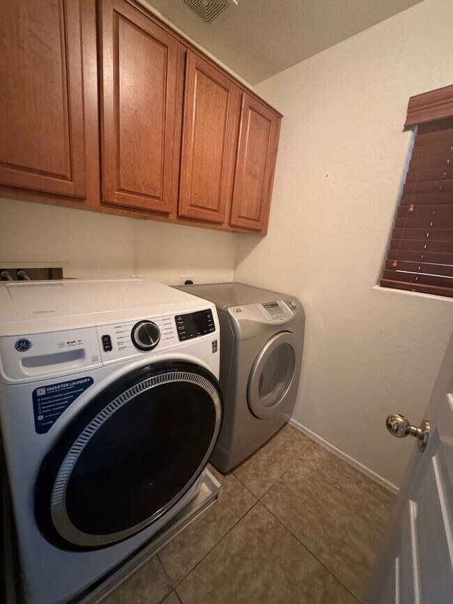 Building Photo - 4 BEDROOM HOME IN POWER RANCH