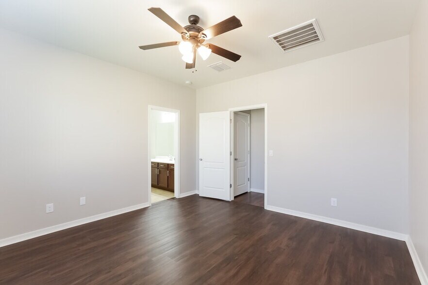 Building Photo - 24656 W Mobile Ln