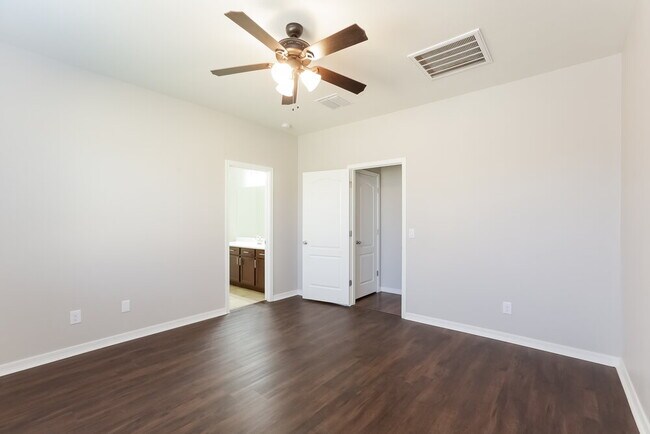 Building Photo - 24656 W Mobile Ln