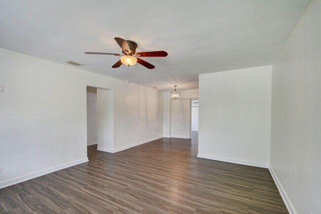 Building Photo - 1749 15th Ave N