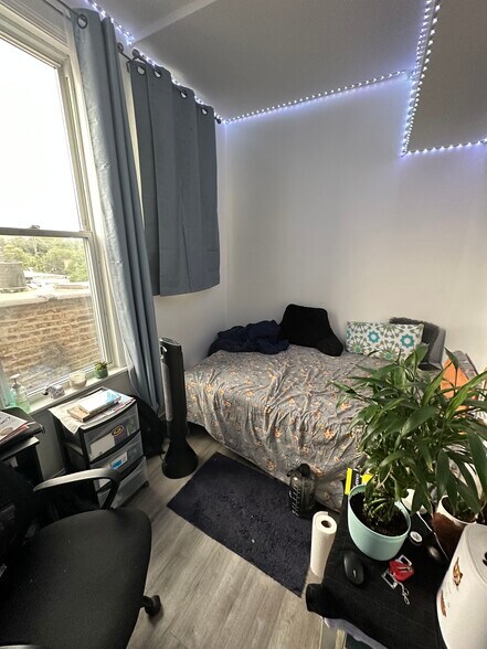 back bedroom - 825 S Laflin St