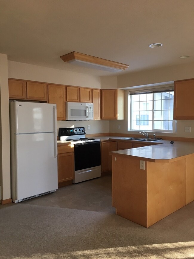 Building Photo - 2 Bedroom, 2 Bathroom Townhouse