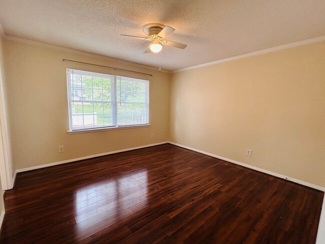 Building Photo - Charming 2 bedroom, 2.5 bathroom townhome in Greensboro w/2 master-suites/community pool