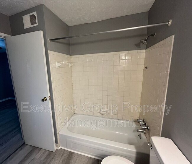 Building Photo - 246 Elmwood Dr