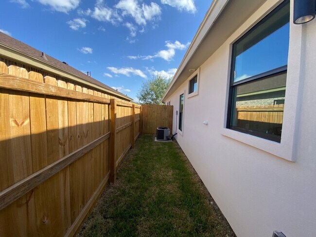 Building Photo - 810 S Michigan St