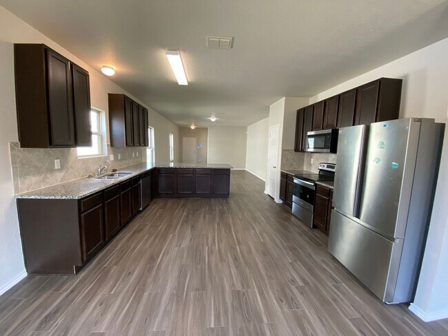 Building Photo - Spacious 4 Bedroom ~ Convenient to JBSA Ra...