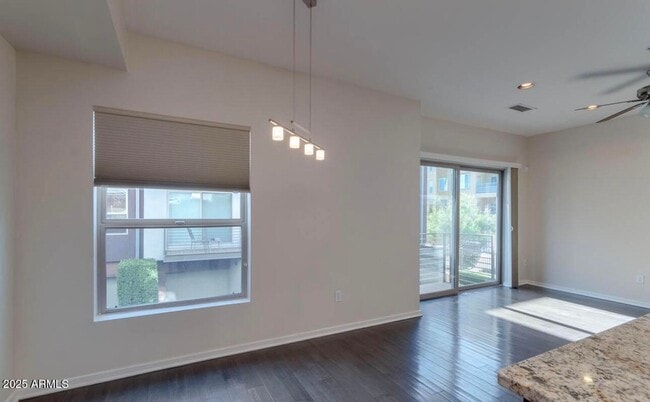 Building Photo - 525 W Lakeside Dr