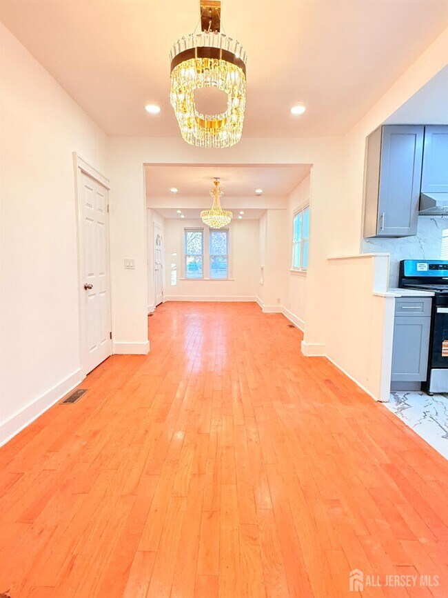 Building Photo - 385 Pierson Ave