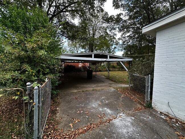 Building Photo - Spacious 5 Bed / 2 Bath home