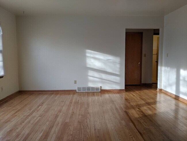 Building Photo - Gorgeous 3 Bed Upper Available with shared Garage & Hardwood floors, Appliances incl.