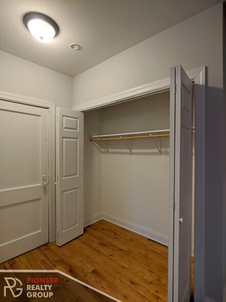 Building Photo - 953 W Cornelia Ave