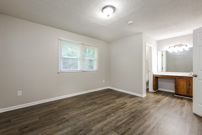 Building Photo - 302 Laurel Tree Ln