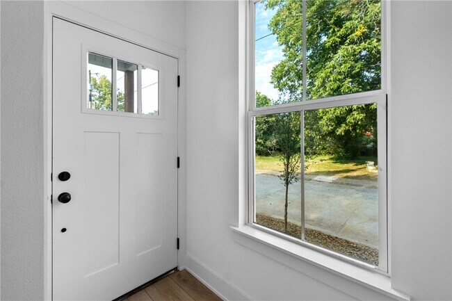 Building Photo - 588 N Willow Ave