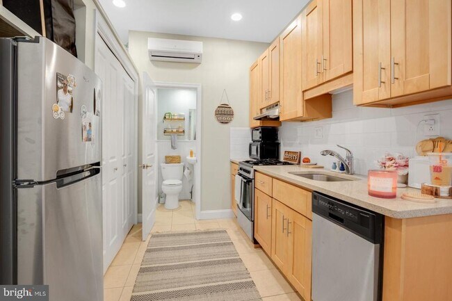 Building Photo - 626 S 19th St