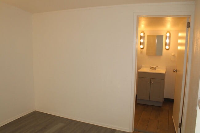 Building Photo - 1 Bedroom, 1 Bathroom House in Antioch with Washer/Dryer Hookup