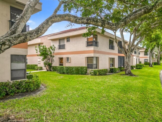 Building Photo - Gorgeous 3 bedroom Corner Unit with Lake view in Coconut Creek