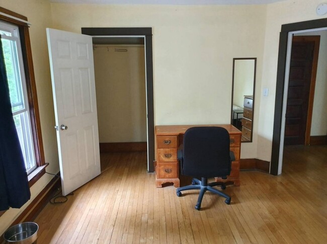 Large bedroom - 122 Delaware Ave