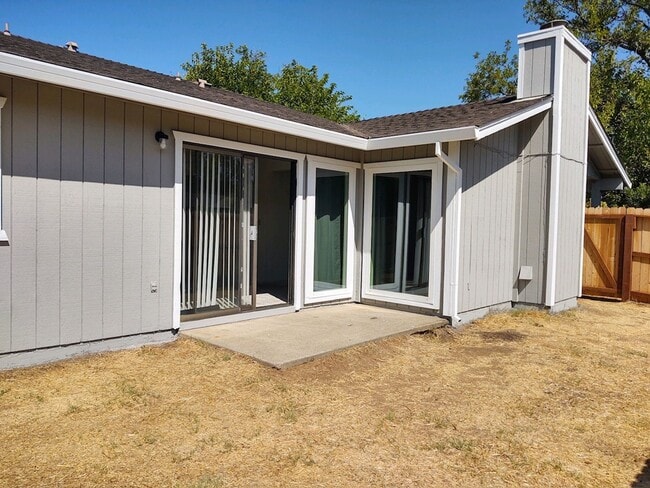 Building Photo - Two Bedroom Unit with Yard