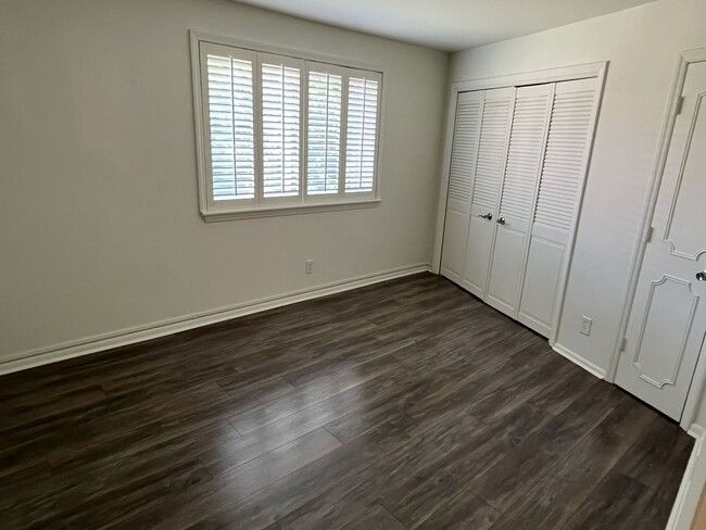 Building Photo - Updated 3 Bed Condo in Myers Park