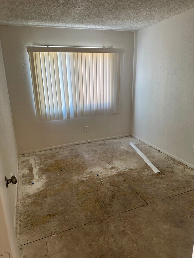 Building Photo - RENT TO OWN TOWN HOUSE 3 BEDROOMS 1 BATH $...