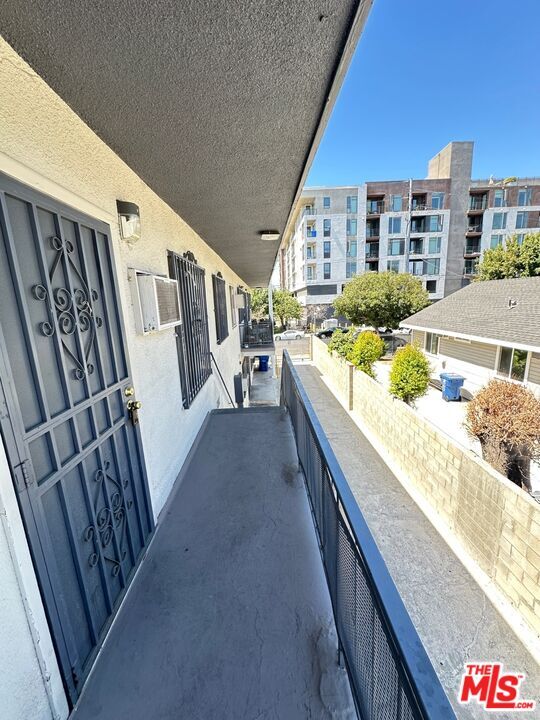 Building Photo - 1034 S Ardmore Ave