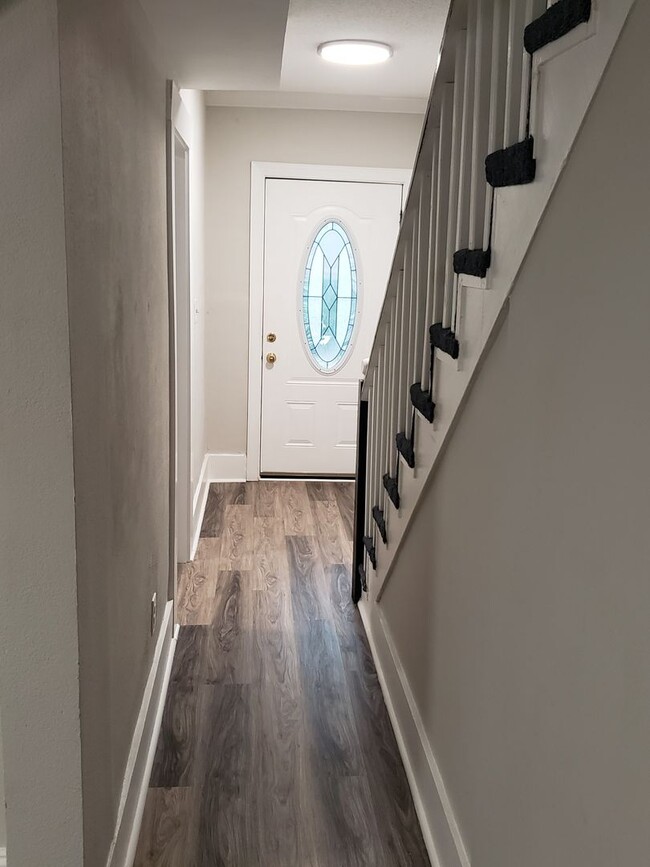 Building Photo - Available Now! | Charming 4-Bedroom Home |...