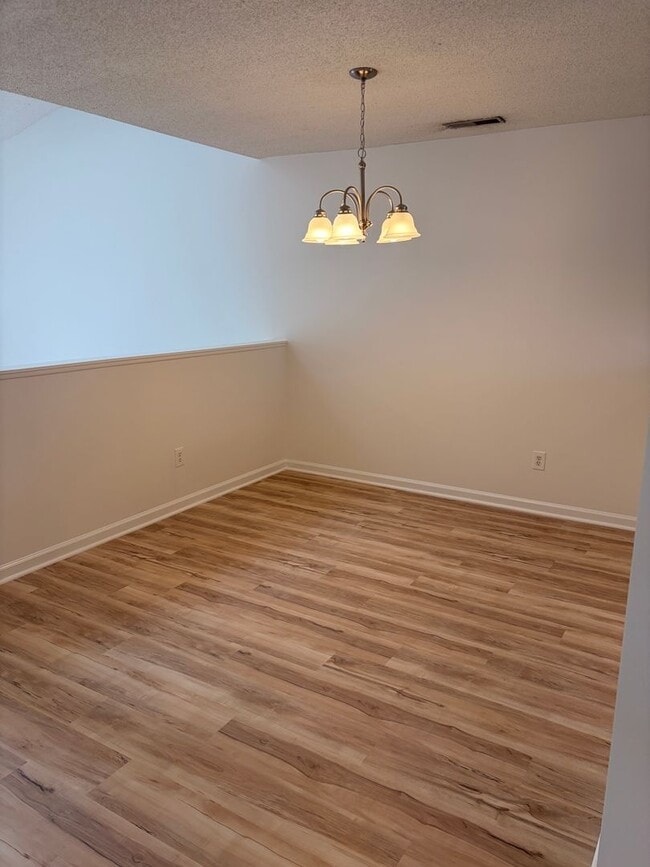 Building Photo - Q201