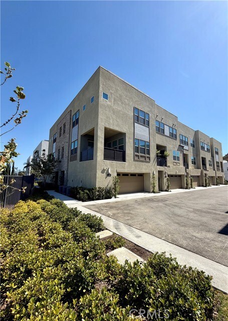 Building Photo - 2048 Hollyleaf Ter