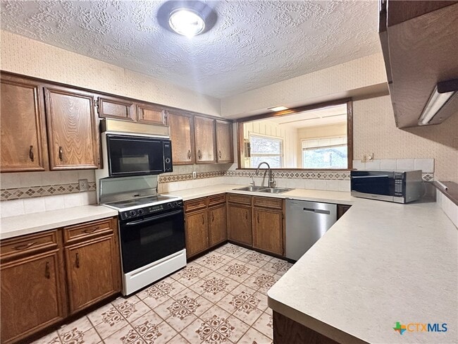 Building Photo - 202 Oak Ridge Dr