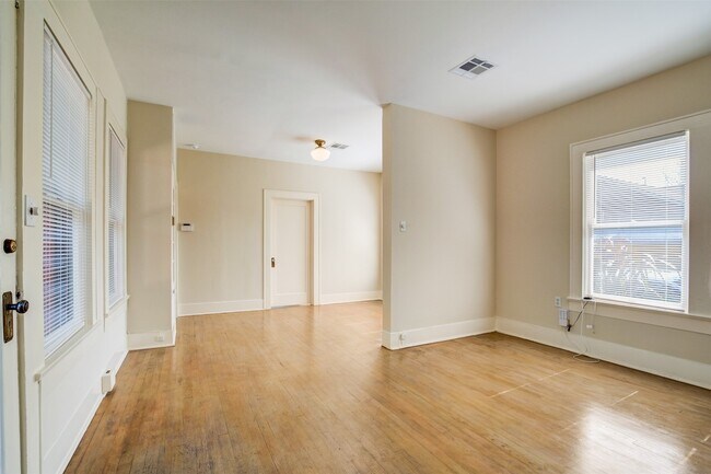 Building Photo - 1001 Bomar St