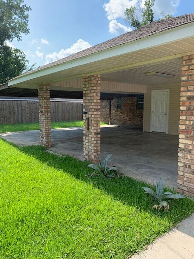 Building Photo - 40111 La Rochelle Rd
