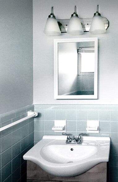 Half bath adjoining the Master Bedroom - 1404 Winthorne Drive